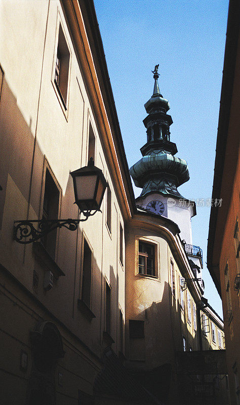 位于布拉迪斯拉发(Mikhailovsky Gate)的带有时钟的老塔